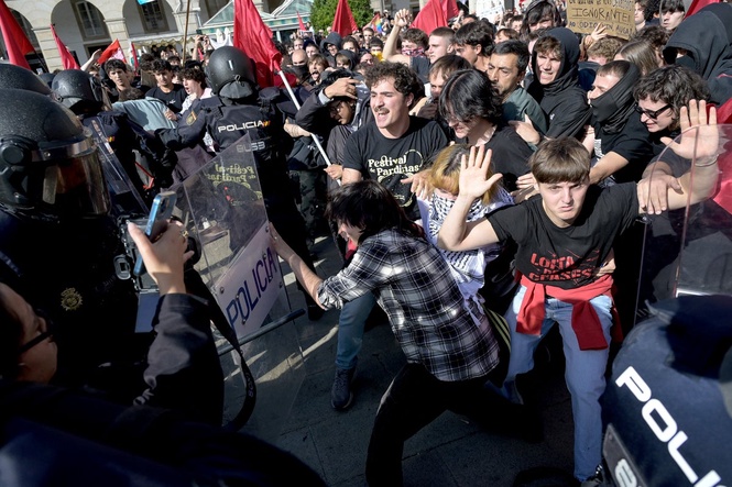 Violent clashes erupt between Spanish police and anti-fascist protesters days after France riots