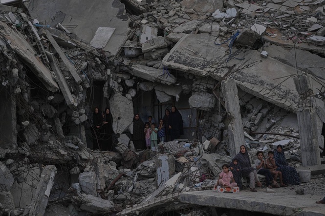 Houthis attack besieged city in Yemen and other top photos from the Middle East