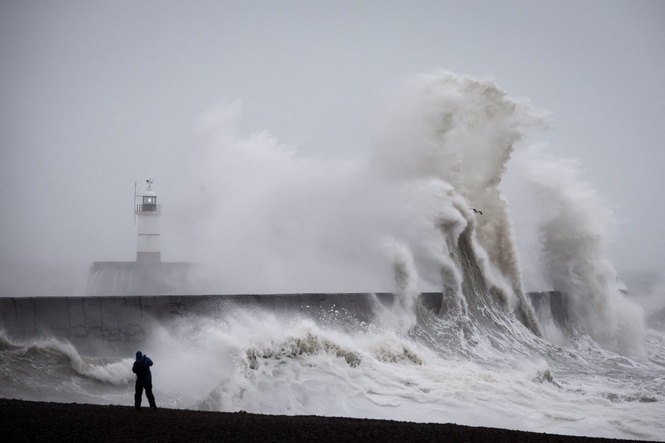 Storm Austen live: ‘Danger to life’ warning to come into effect tonight with 80mph winds to batter UK