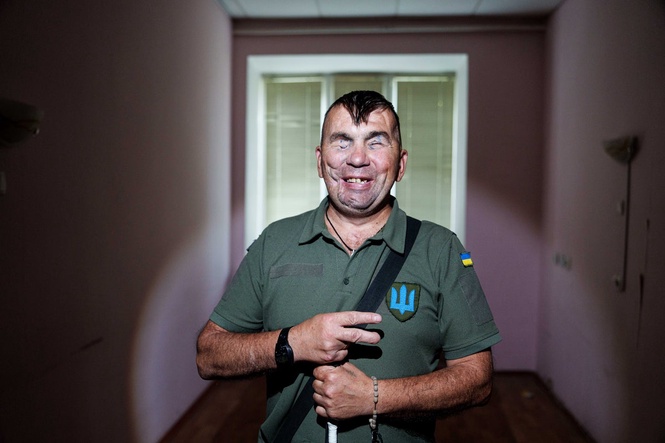 A Ukrainian soldier blinded in war hopes to see his children again, in photos