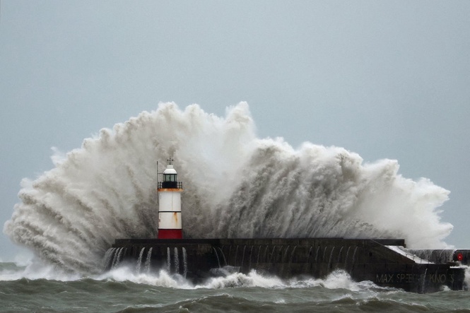 Storm Austen live: Part of Brighton West pier collapses as winds up to 110mph batter UK