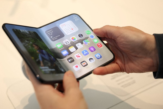 iPhone Duo teardown reveals hinge design as some users report cracks