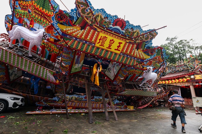 One dead and more than 500 injured as Typhoon Champi sweeps past Taiwan