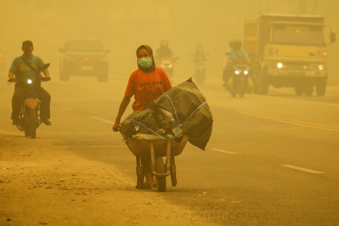 Indonesia cuts gas exports to Singapore amid row over haze