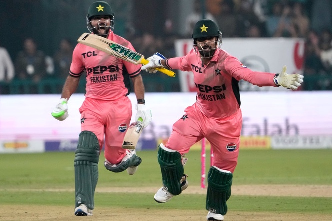 Cricket: ODI Tri-Series all but over for England after last-minute collapse against Pakistan
