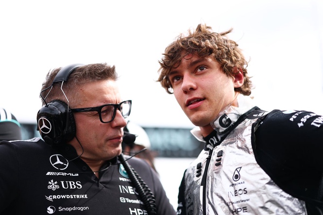 F1 United States GP LIVE: Kimi Antonelli up against Max Verstappen at start in Austin