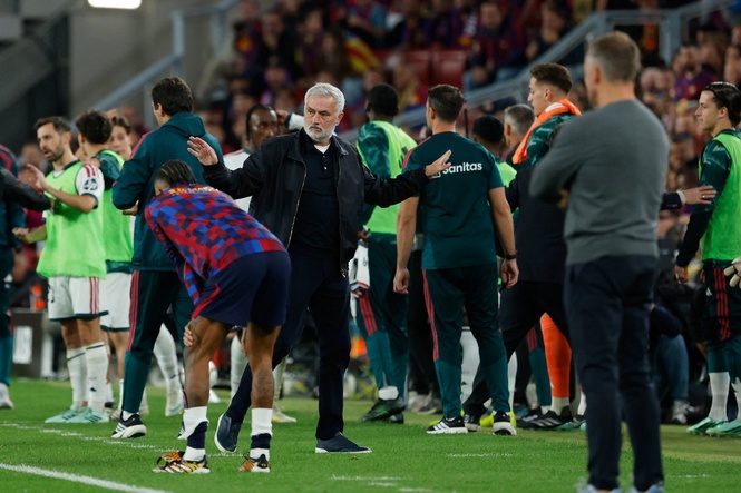 Real Madrid's Jose Mourinho marks Barcelona win with signature celebration