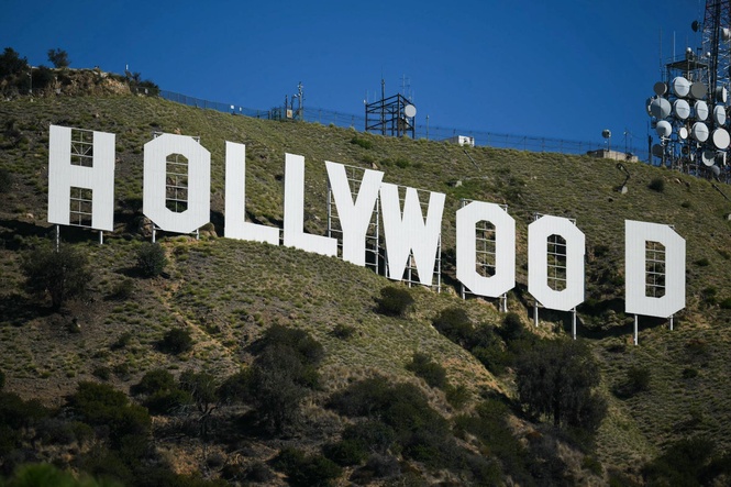 LA residents file public nuisance complaint over visitors gathering at Hollywood sign