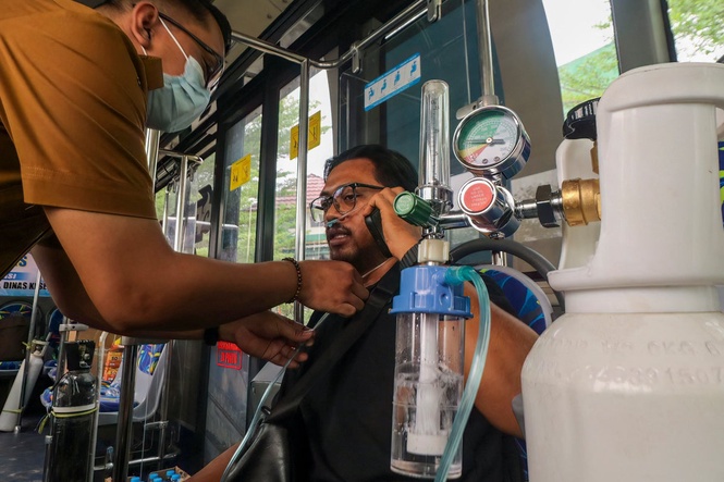 Indonesia launches mobile ‘oxygen buses’ amid severe haze