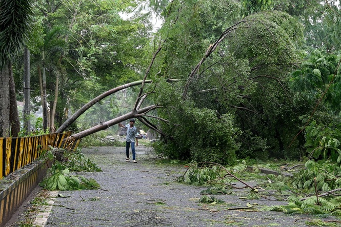 Flights cancelled, 180,000 evacuated as Cyclone Arnab reaches India