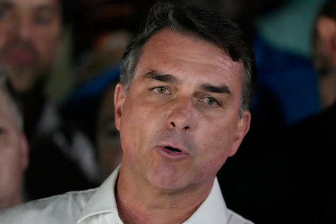 Flávio Bolsonaro flees Brazil through Argentina, en route to Ecuador, migration authority says