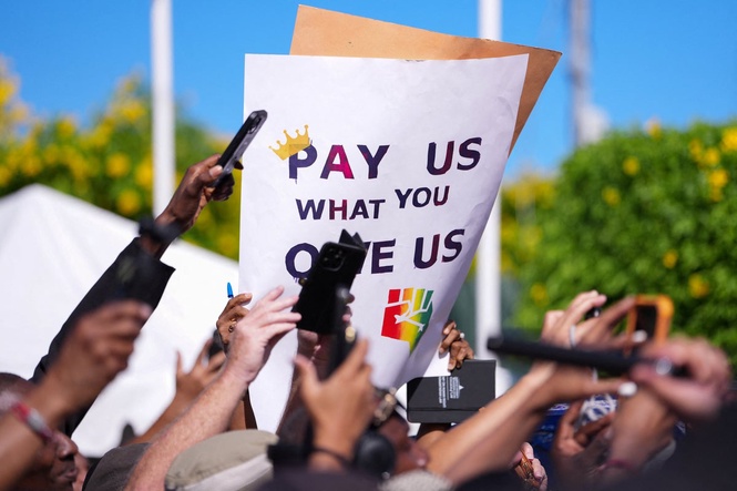 Protesters demand 'pay us what you owe us' as Charles joins Bahamas parade