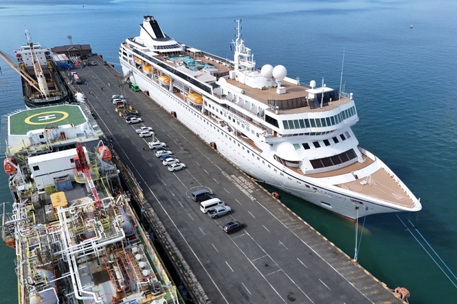 Passengers on stranded US cruise ship 'asked to pay for fuel'