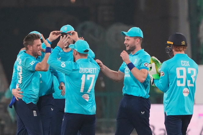 England finally get tri-series win as Ben Duckett heroics help see off Sri Lanka