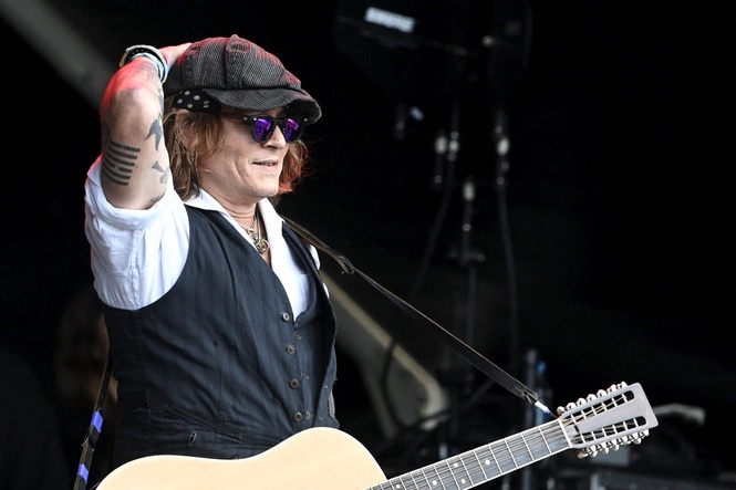 Johnny Depp makes surprise Hollywood Bowl appearance