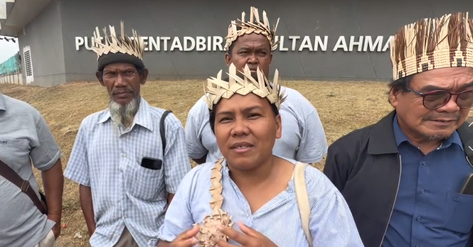 Wanita Orang Asli Juliana bercakap mengenai usaha mempertahankan tanah adat Kampung Cot