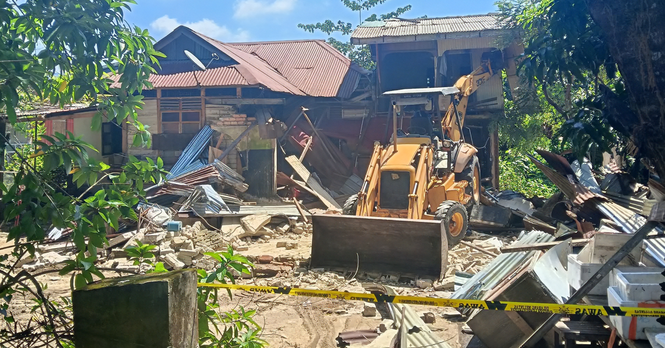 Operasi perobohan binaan tanpa kebenaran di tanah kerajaan Pechong, Tanah Merah oleh pihak berkuasa Kelantan.