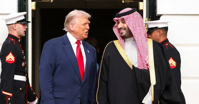 Donald Trump dan Karoline Leavitt ketika membincangkan syarat perjanjian tenaga AS-Arab Saudi berkaitan Perjanjian Abraham.