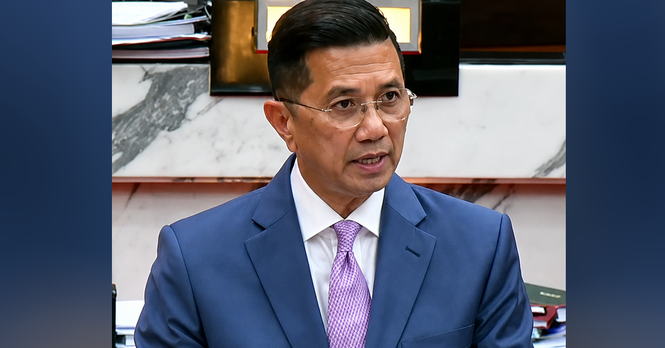 Azmin Ali ketika menyampaikan kenyataan mengenai politik perkauman dan politik identiti di Selangor