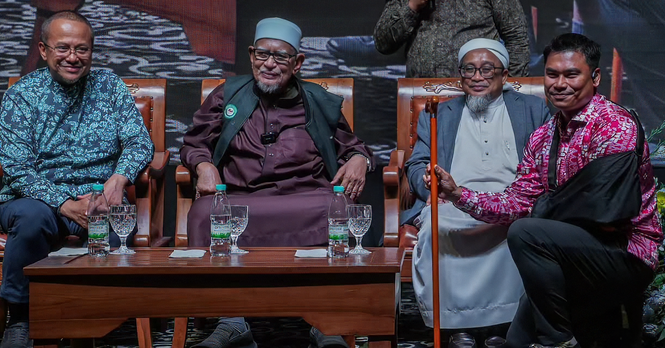 Datuk Muhamad Muqharabbin Mokhtarrudin membida tongkat milik Tan Sri Abdul Hadi Awang