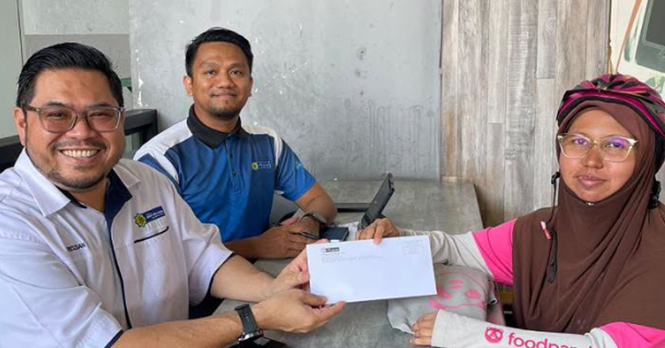 Ibu tunggal OKU bekerja sebagai penghantar makanan menggunakan basikal