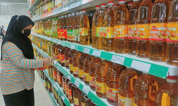 Image from: Drastically fewer complaints after subsidised cooking oil ban for foreigners