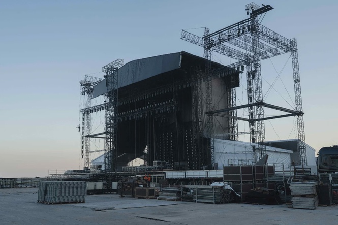 Image from: Technician dies installing stage for Shakira concert in Rio