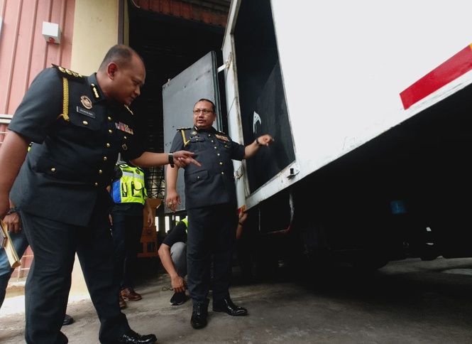 Image from: Melaka KPDN seizes 30,000 counterfeit phone accessories