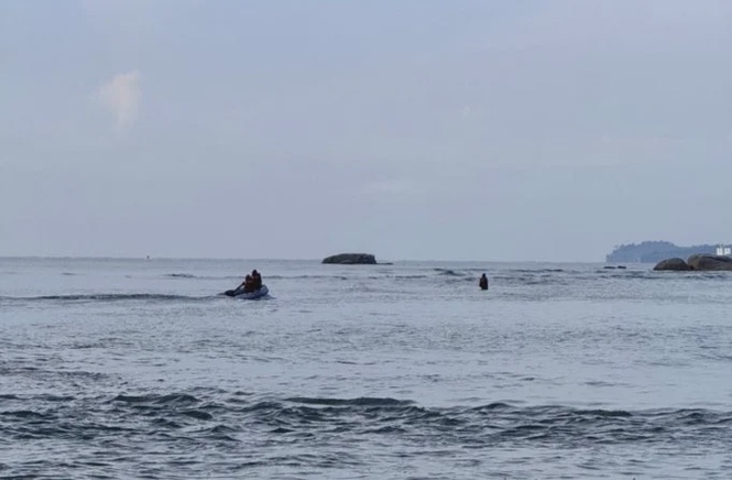 Image from: Firefighters rescue woman stranded on sand bar at Balok Beach