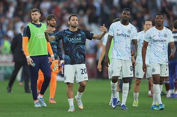 Image from: Inter on brink of Serie A title as refereeing scandal rocks Italian football