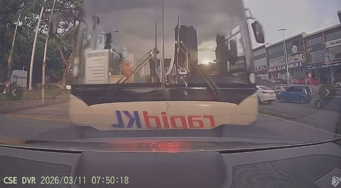 Image from: Rapid Bus suspends driver following viral Jalan Klang Lama collision