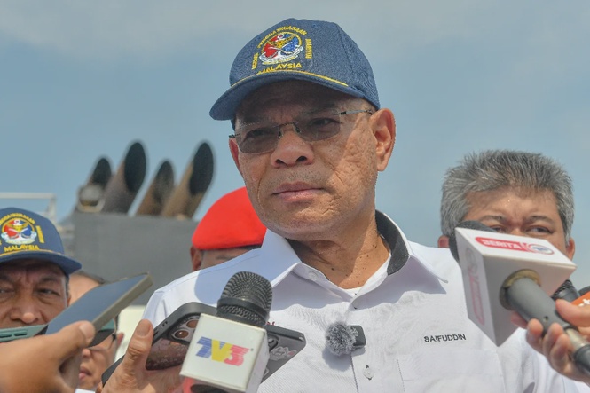 Image from: Kulim arrest video: Home Minister warns against premature judgement of police action