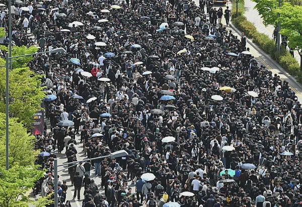 Image from: South Korea’s Samsung workers rally in thousands as strike looms