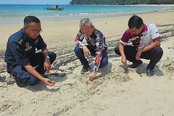 Image from: Terengganu orders action against ship for Teluk Kalong oil spill