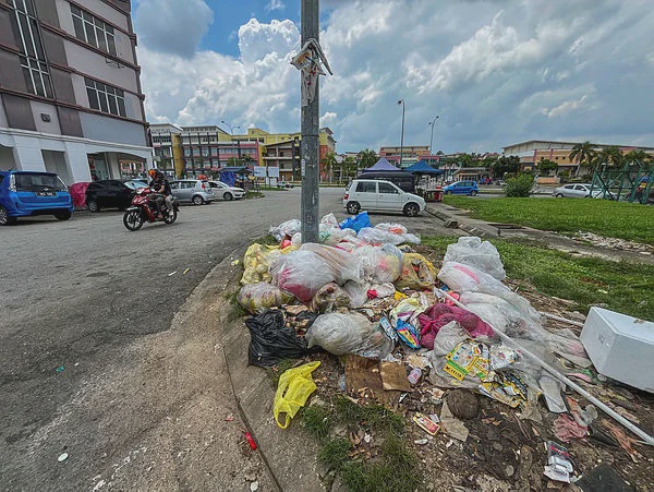 Image from: 17 litterbugs sentenced in Melaka crackdown