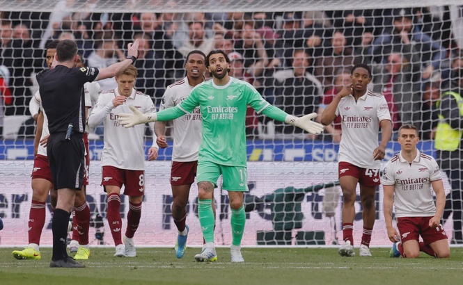 Image from: Webb backs VAR call to disallow West Ham goal