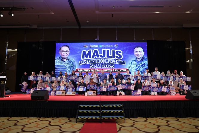 Image from: 1,800 SPM high achievers from Indera Mahkota, Kuantan celebrated