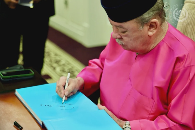 Image from: Sultan Ibrahim receives Bernama book on his reign