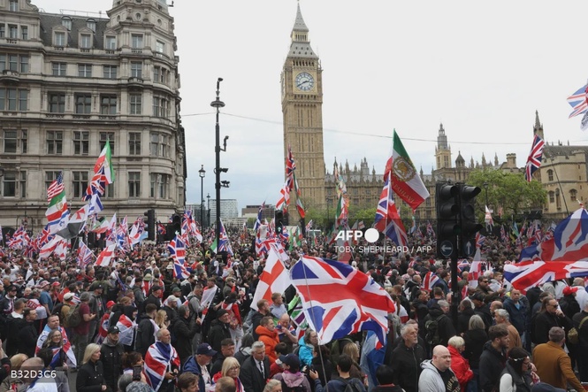 Image from: Tens of thousands turn out for UK far-right rally, counter demo