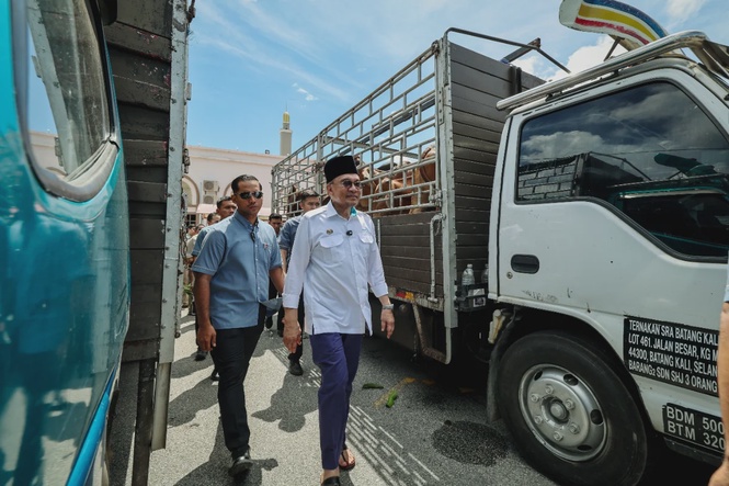 Image from: Aidiladha: PM Anwar contributes sacrificial cow to N.S. media practitioners