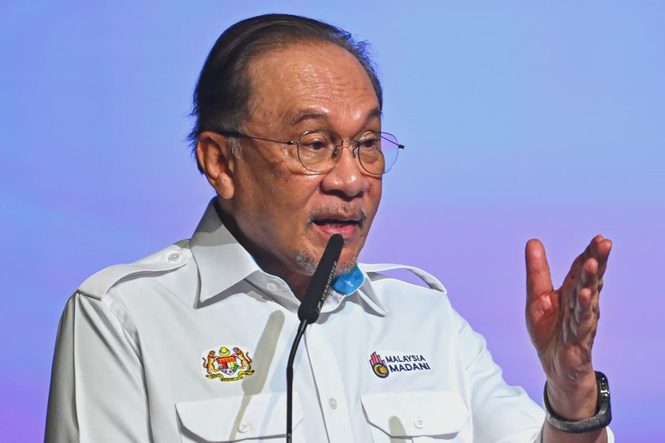 Image from: Anwar congratulates Tabung Haji on Labbaitom award win