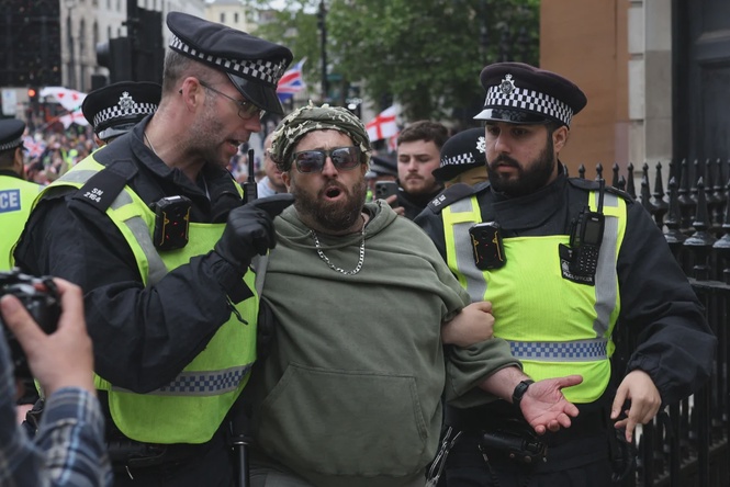 Image from: UK police arrest 32 at rival London protests