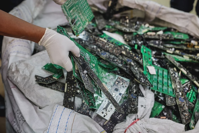 Image from: Negeri Sembilan police bust illegal e-waste ops worth RM47.6 million