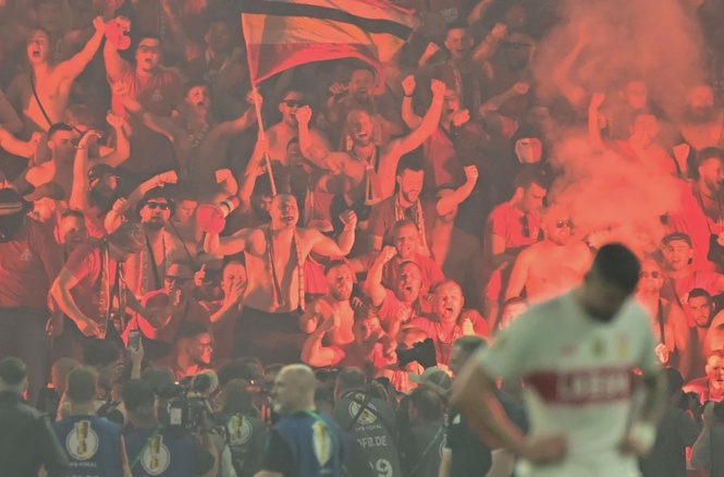 Image from: Dfb to investigate pyro show at German cup final