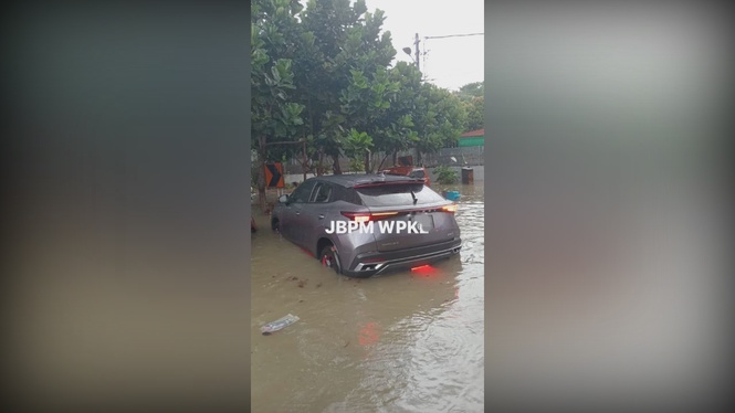 Image from: Eight vehicles trapped in Klang Valley flash floods
