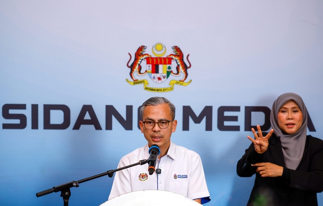 Image from: Anwar directs ministries to engage hawkers on financial aid access