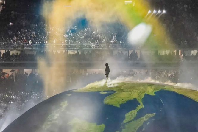Image from: Kanye West performs in Istanbul for first time before 118,000