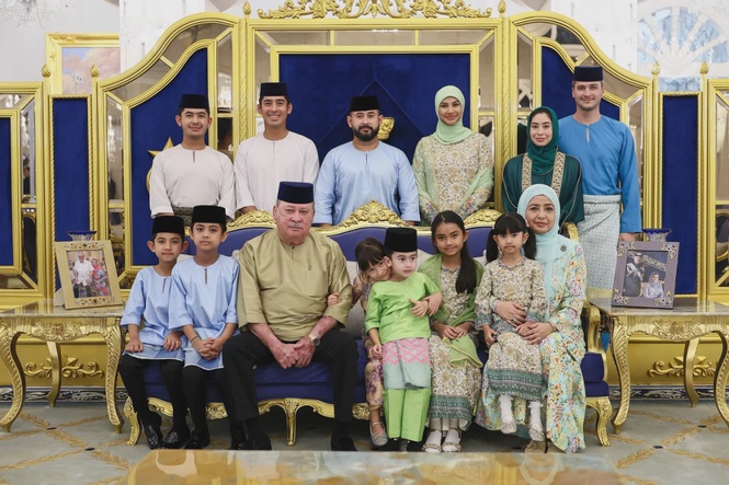 Image from: King, Queen share Aidiladha meal with family