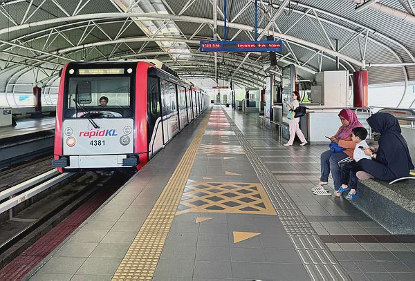 Image from: Train derailment disrupts Ampang line near Chan Sow Lin station