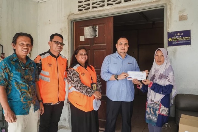 Image from: PM Anwar aids Balok resident with contribution